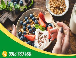 buoi sang don gian granola ket hop voi gao lut rang sua chua va trai cay tuoi ban da thu chua1715048870